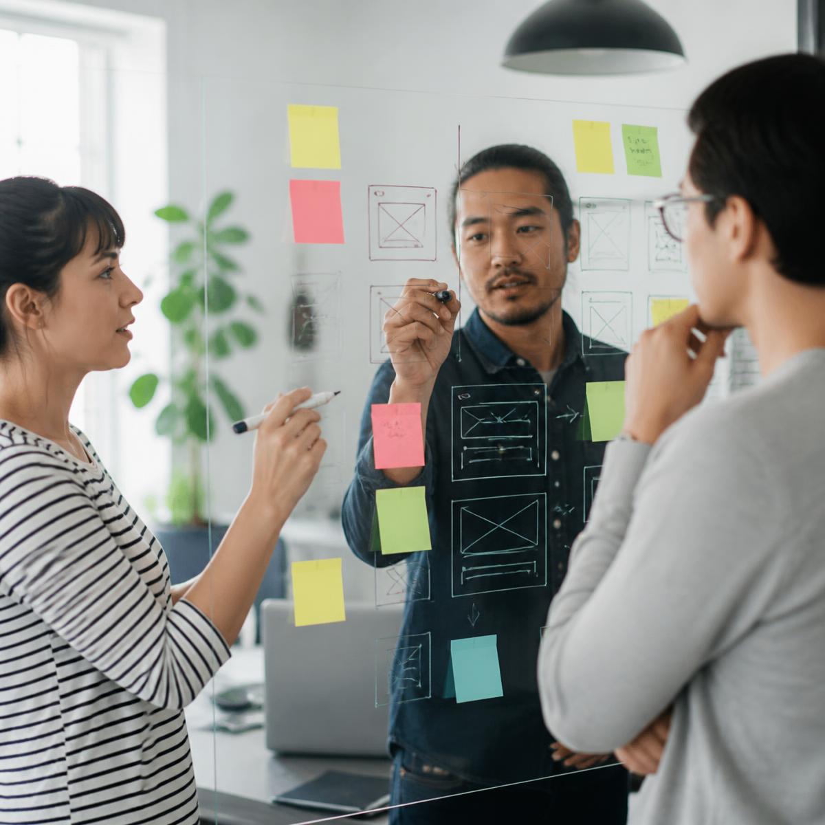 Collègues échangeant dans les bureaux de Pôle Digital